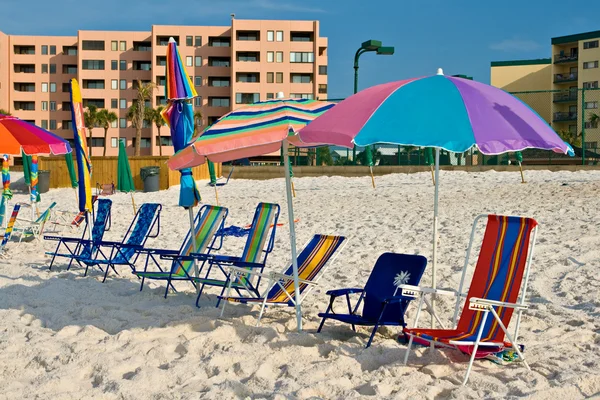 Costa con sombrilla y sillas de playa — Foto de Stock
