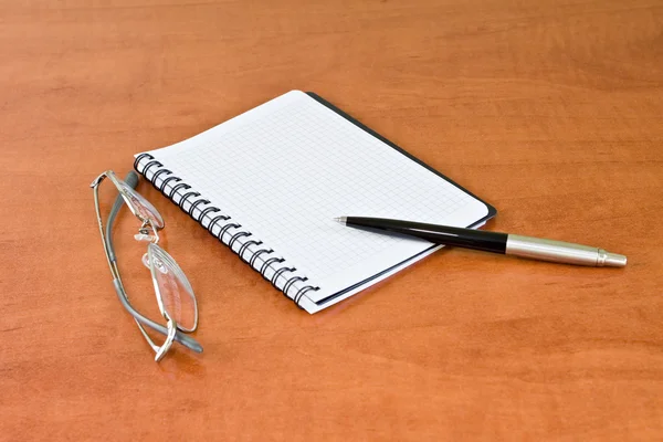 Cuaderno, bolígrafo y gafas —  Fotos de Stock