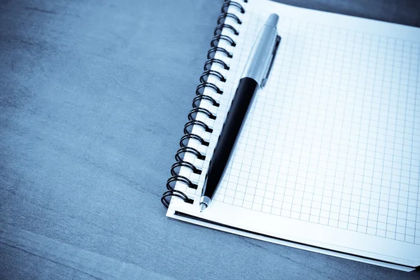 Notebook en pen afgezwakt blauw — Stockfoto