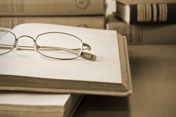 Bok och glasögon. vintage stil — Stockfoto