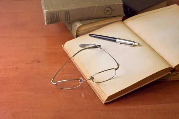 Ročníku knihy s brýlemi — Stock fotografie