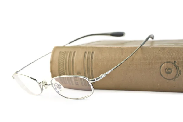 Buch und Brille — Stockfoto