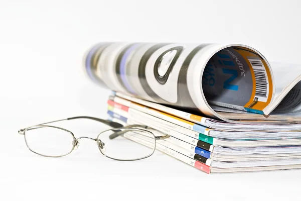 杂志和眼镜 — 图库照片