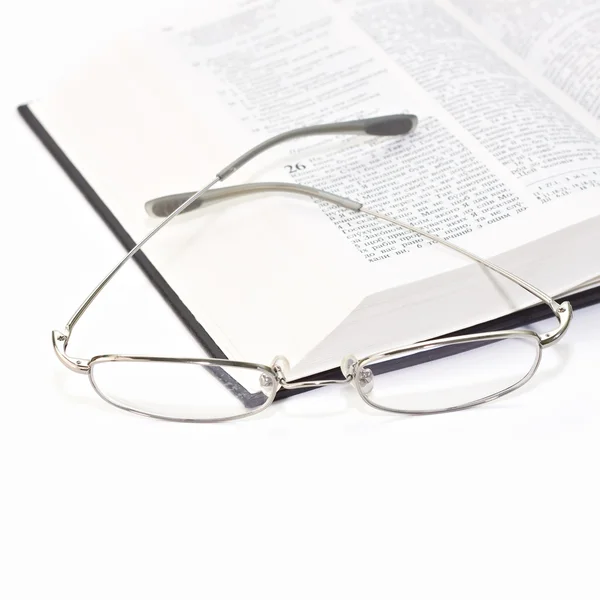 Primer plano del libro con gafas — Foto de Stock