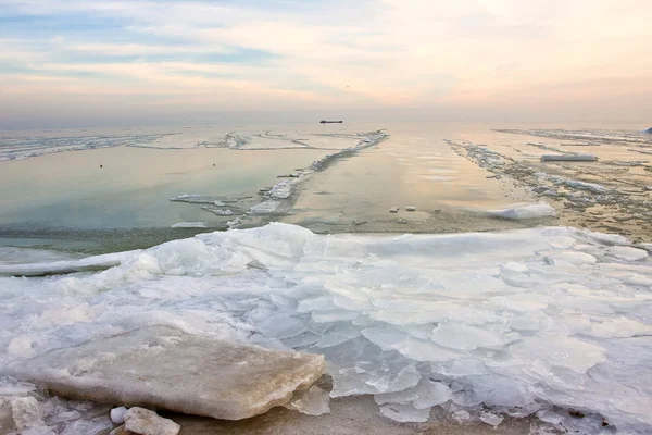 Rozbił się bloki lodu na brzegu morza zima — Zdjęcie stockowe