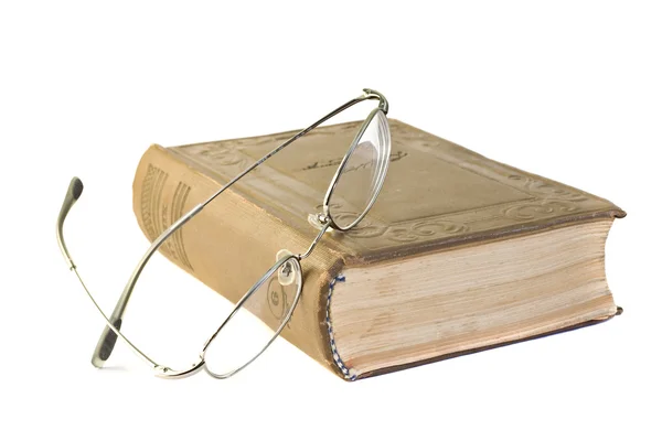 Винтажная книга с очками — стоковое фото