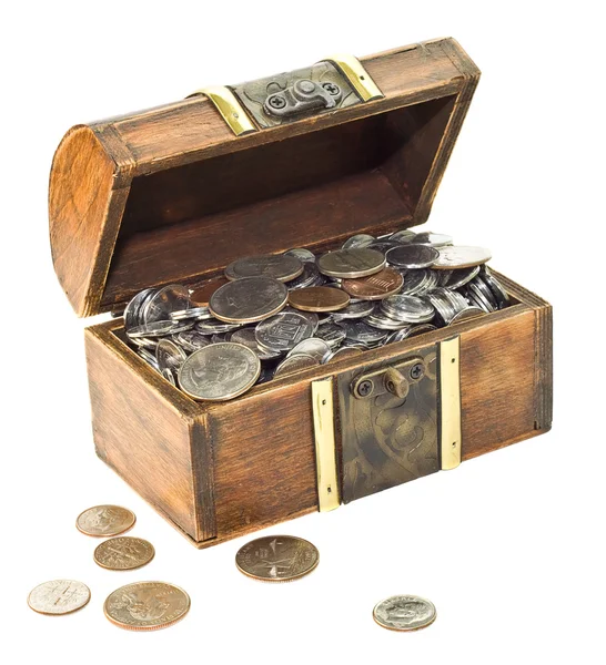 Caixa de madeira cheia de moedas — Fotografia de Stock