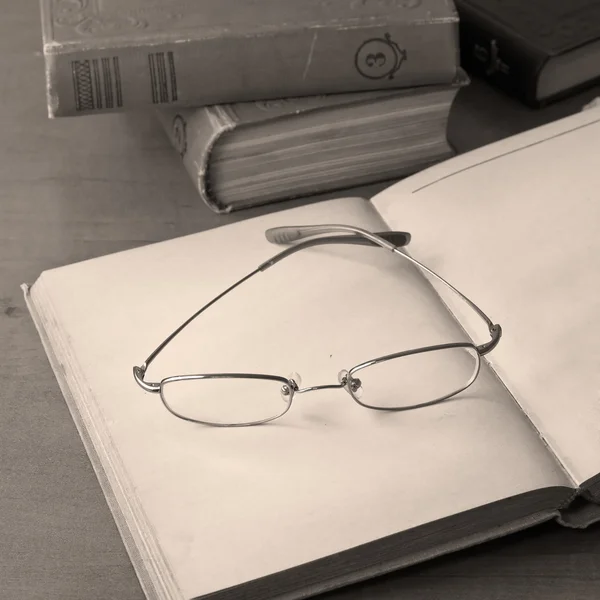 Antika kitap gözlük ile açın — Stok fotoğraf