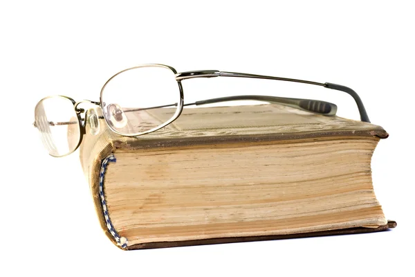 Glasögon på en gammal bok — Stockfoto