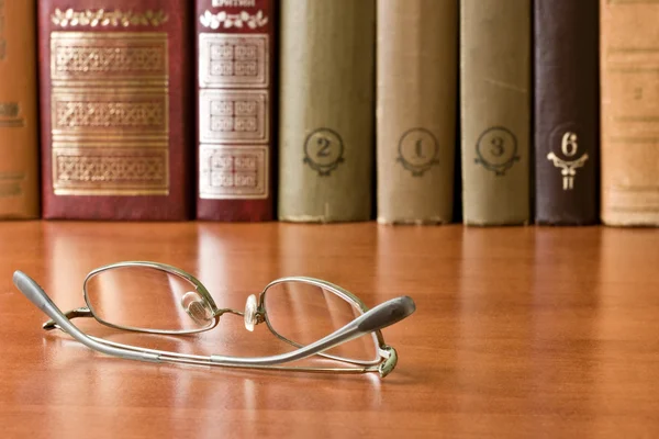 Kütüphane kitap ve gözlük — Stok fotoğraf