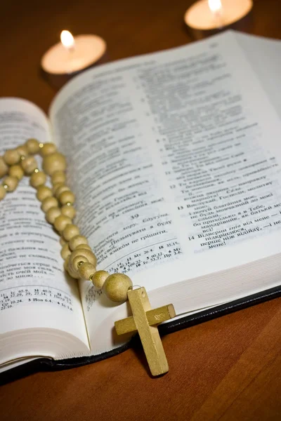 Velha Cruz e a Bíblia Sagrada — Fotografia de Stock