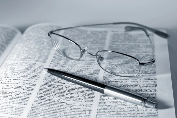 Caneta e óculos de leitura — Fotografia de Stock