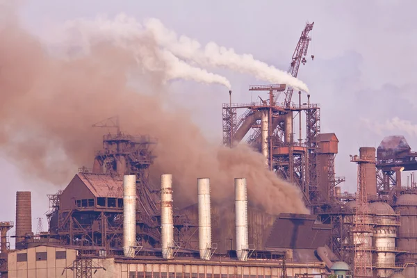 冒烟的烟囱的化学工厂 — 图库照片