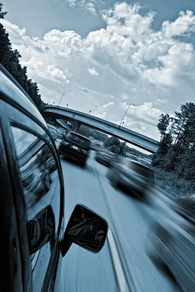 Carro dirigindo rápido — Fotografia de Stock