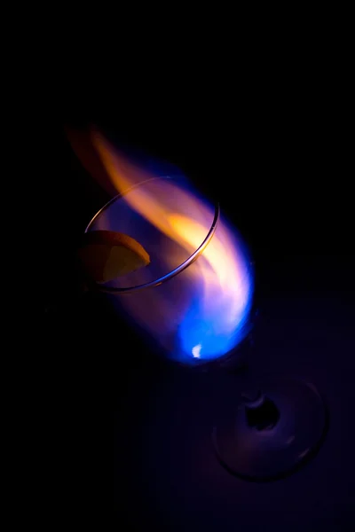 Cocktailglas en vuur — Stockfoto