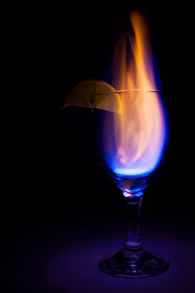 Cocktailglas en vuur — Stockfoto