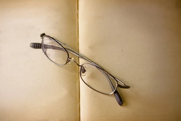 Vintage bok och glasögon — Stockfoto