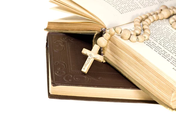 Розарий над старой священной библией — стоковое фото