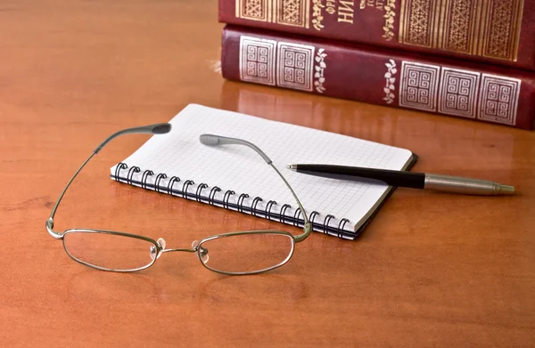 Černé pero s Poznámkový blok a brýle — Stock fotografie