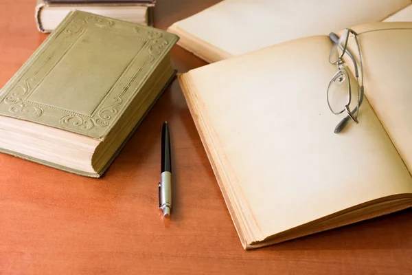 Книга, ручка и очки — стоковое фото
