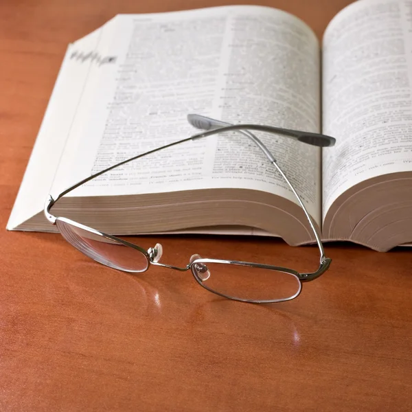 Nahaufnahme von aufgeschlagenem Buch und Brille — Stockfoto