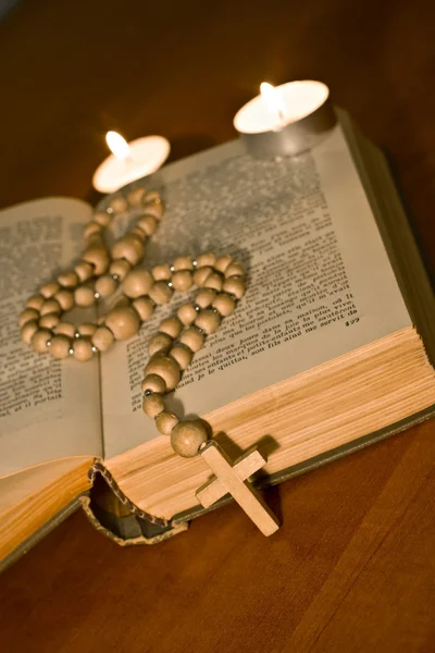 Vieille Croix et Sainte Bible — Photo