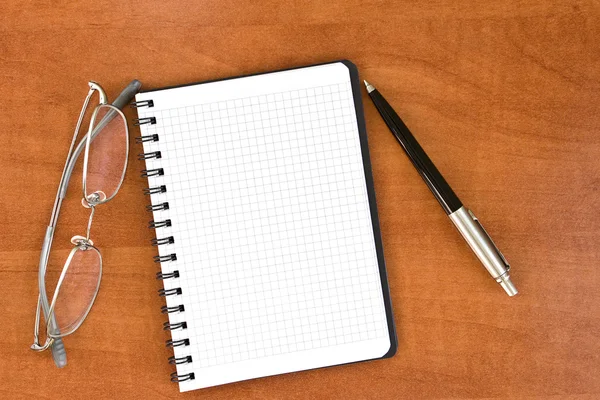 Caneta preta com caderno e óculos — Fotografia de Stock