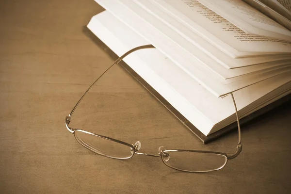 Book and Glasses — Stock Photo, Image