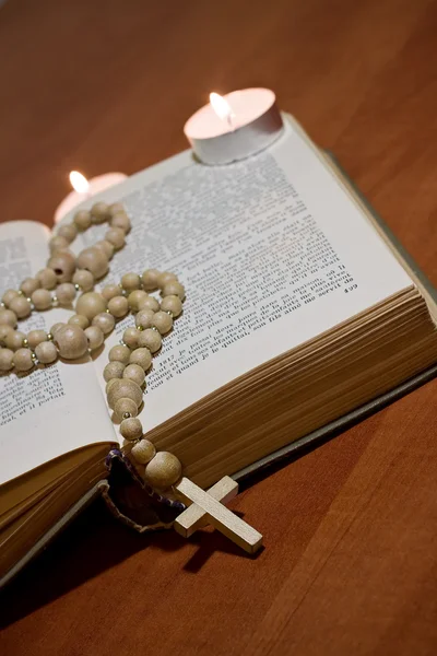 Old Cross and the Holy Bible — Stock Photo, Image