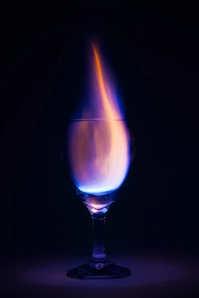 Siyah arka plan üzerine sıcak bir içecek — Stok fotoğraf