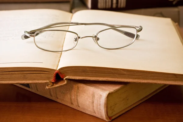 本とメガネ — ストック写真