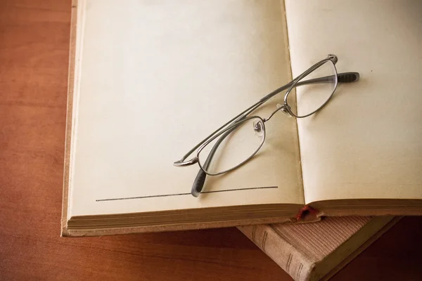 Stack of old books and glasses — Stock Photo, Image