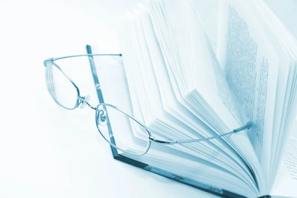 Leesbril en boek — Stockfoto