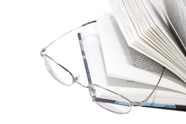 Otevřená kniha a brýle — Stock fotografie