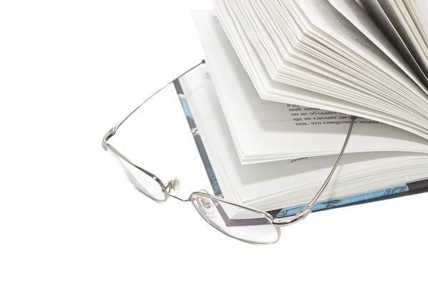 Livro e óculos — Fotografia de Stock