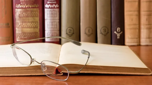 Gözlük ile eski ciltli kitaplar — Stok fotoğraf