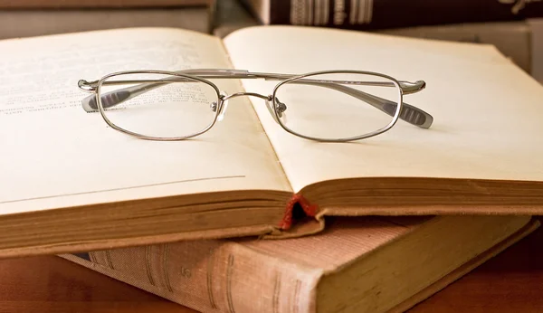 Oude boeken en glazen — Stockfoto