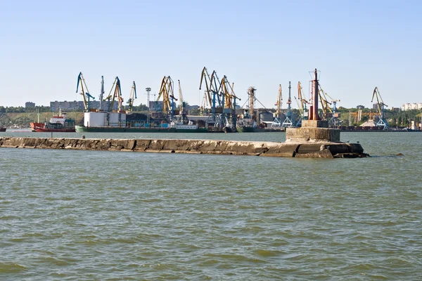 Seehafen mit Kränen und großen Schiffen — Stockfoto
