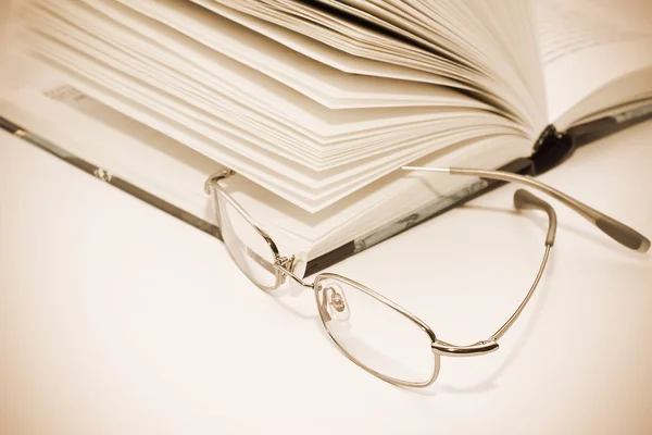 Libro con gafas — Foto de Stock