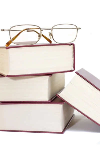 Montón de libros con gafas sobre él — Foto de Stock