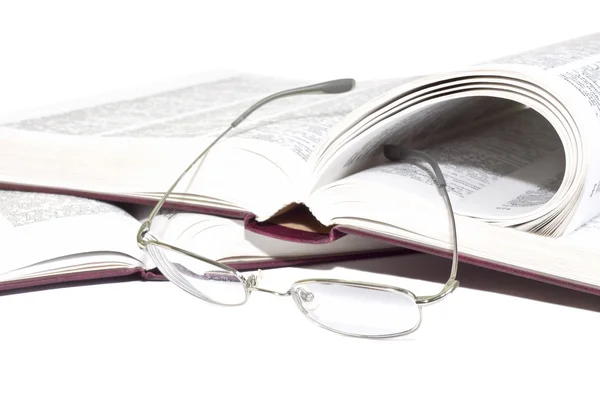 Brýle na otevřené knihy — Stock fotografie