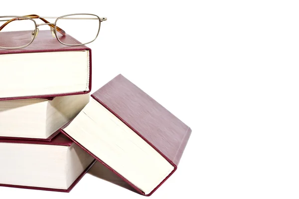 Pila di libro rosso copertina rigida e occhiali da vista — Foto Stock