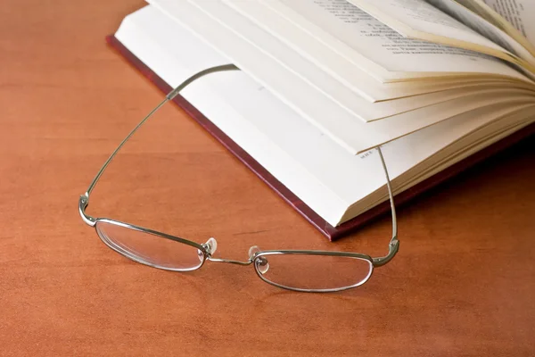 Книга в очках — стоковое фото