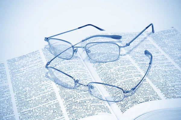 Primer plano del libro abierto y las gafas — Foto de Stock