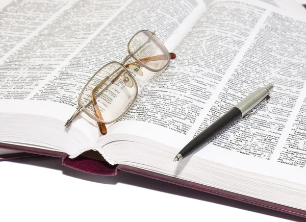 Gafas graduadas y pluma en el libro — Foto de Stock