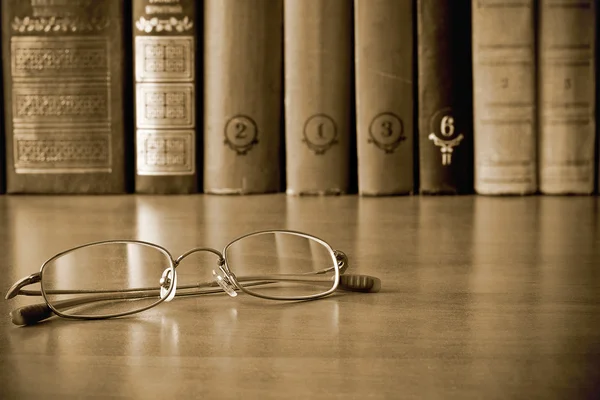 Occhiali in biblioteca — Foto Stock