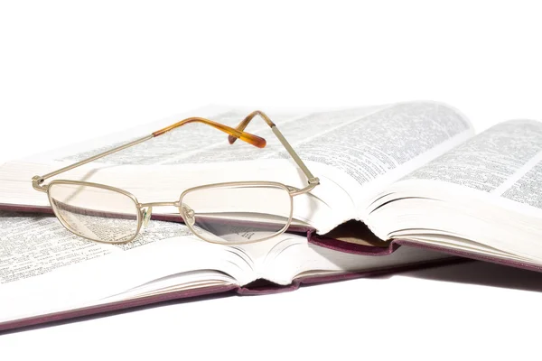 Brille auf dem Buch — Stockfoto