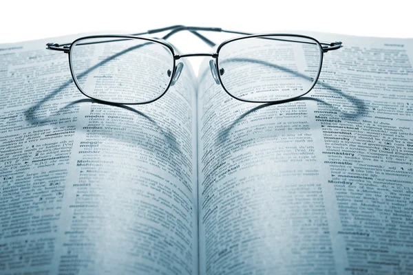 Beyaz arka plan üzerinde kitap gözlük — Stok fotoğraf