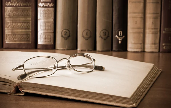 Старые книги и очки — стоковое фото