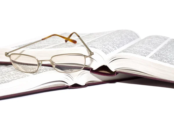 Ζευγάρι γυαλιά πάνω ένα ανοιχτά βιβλία — Φωτογραφία Αρχείου
